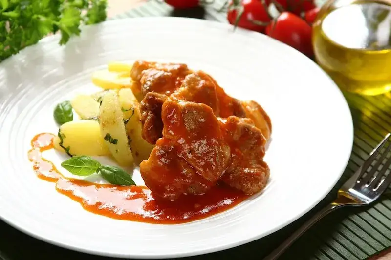 Zdjęcie Proste przepisy na wieprzowinę w sosie pomidorowym, które zachwycą smakami