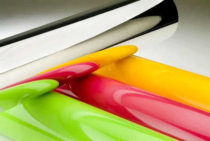 Zdjęcie Rodzaje folii do druku – poznaj ich właściwości i zastosowania