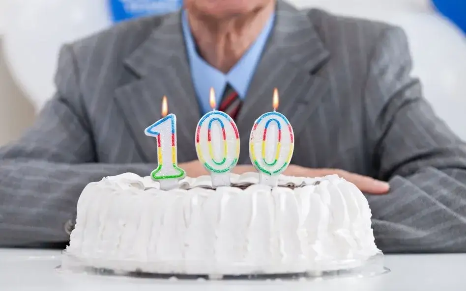 Zdjęcie Jaka emerytura po ukończeniu 100 lat? Sprawdź, co przysługuje!