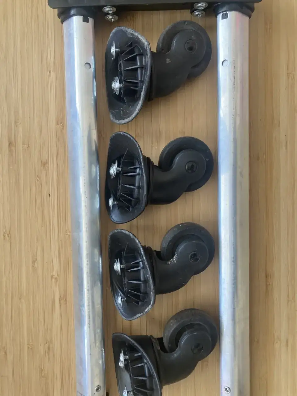 Zdjęcie Gdzie kupić kółka do walizki Wittchen? Sprawdź najlepsze opcje