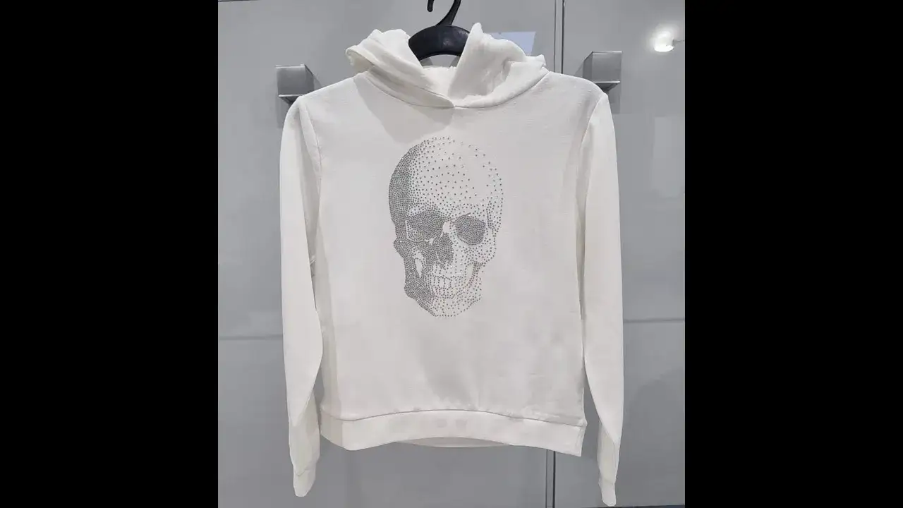 Zdjęcie Blask na lata! Jak trwale przykleić kryształki do bluzy?