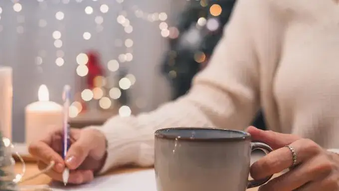 Zdjęcie Jak napisać kartkę urodzinową, by wzruszyć i zaskoczyć bliskich