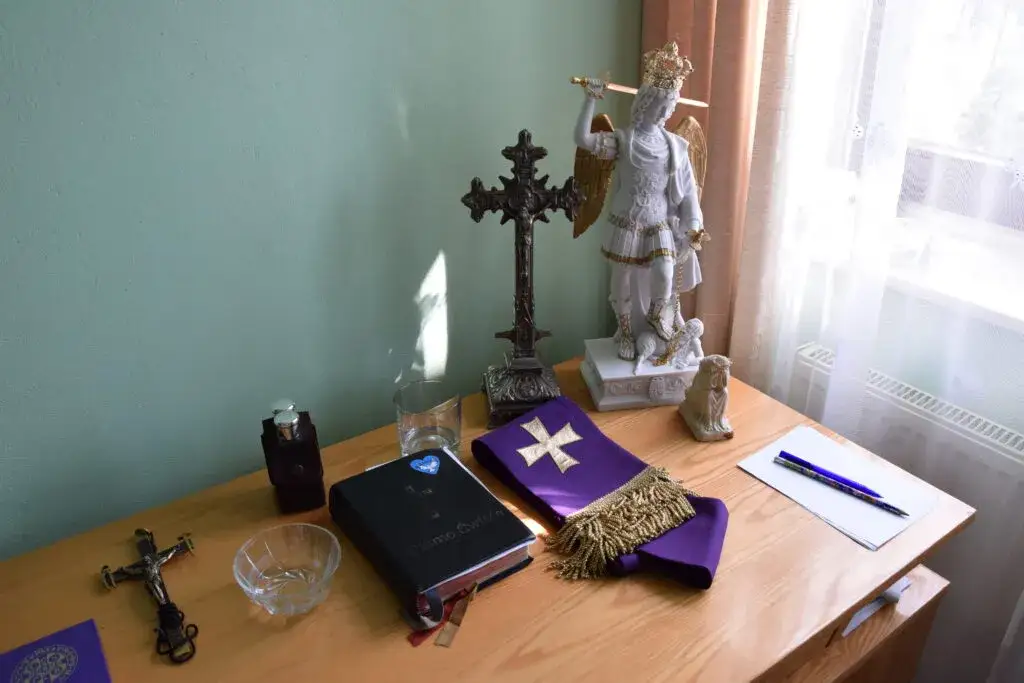 Zdjęcie Czy przeklinanie w myślach to grzech? Odkryj duchowe konsekwencje