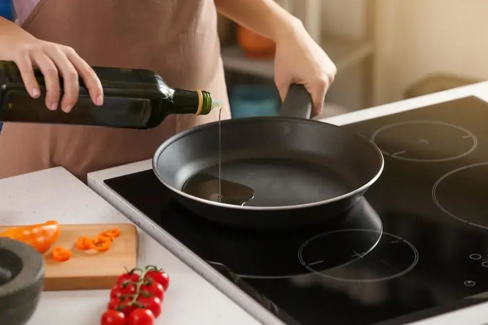 Zdjęcie Oliwa z oliwek do jakiej temperatury? Sprawdź, by nie stracić smaku