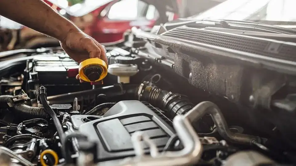 Zdjęcie Jaki koszt wymiany oleju? Sprawdź, jak zaoszczędzić na serwisie