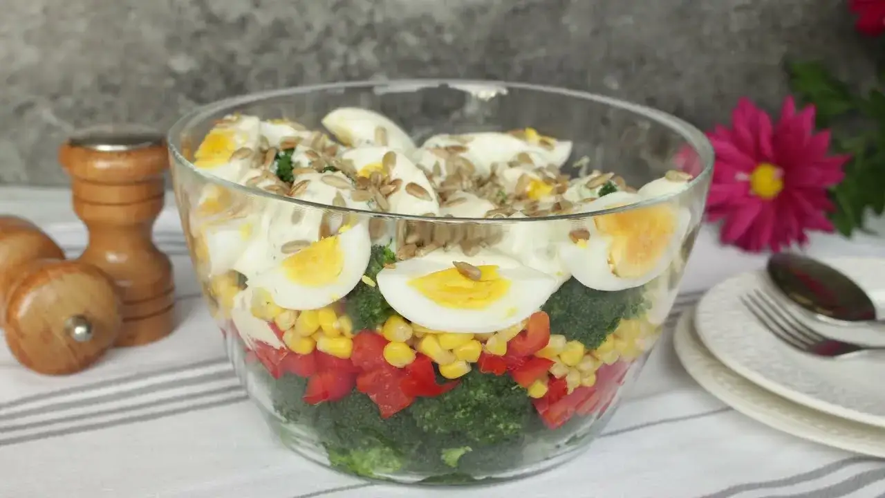 Zdjęcie Jak zrobić sałatkę z brokułami i jajkiem – prosty przepis na zdrowie