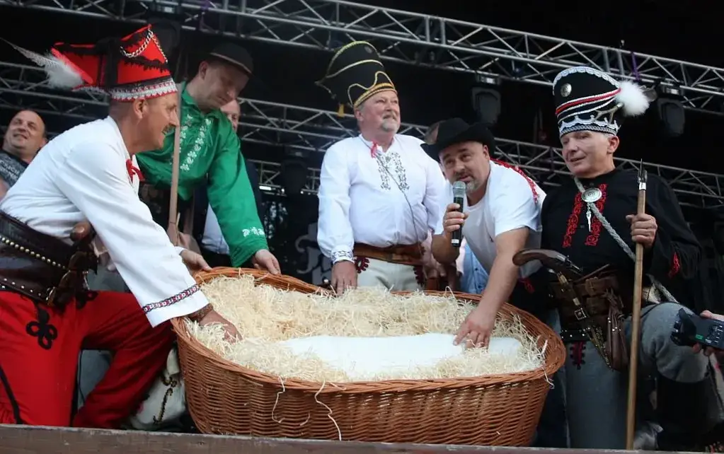 Zdjęcie Ile waży oscypek? Poznaj minimalną wagę i zastosowanie sera