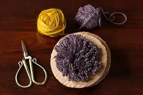 Zdjęcie Jak zrobić babel do czapki - proste sposoby na piękny pompon