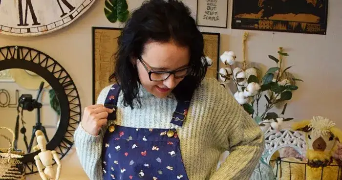 Zdjęcie Jak uszyć spódniczkę na szelkach - proste kroki, które zaskoczą