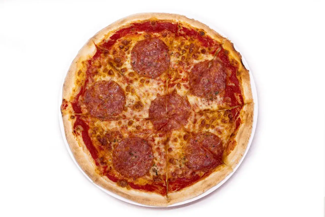 Zdjęcie Jakie salami na pizzę? Odkryj najlepsze smaki i połączenia