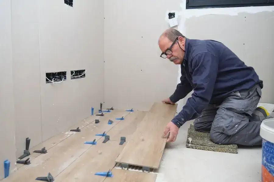 Zdjęcie Ile kosztuje położenie paneli? Sprawdź ceny i ukryte koszty