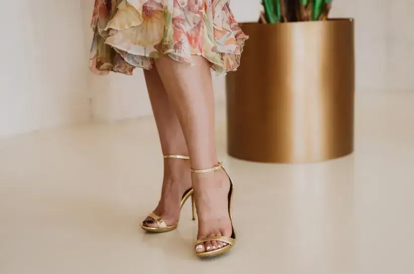 Zdjęcie Morelowa sukienka: Jakie buty? Poradnik stylistki na każdą okazję.