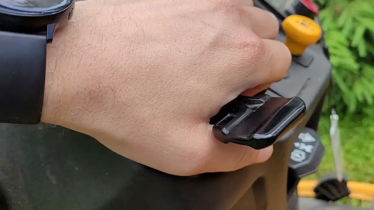 Zdjęcie Jak zwiększyć prędkość traktorka kosiarki i uniknąć uszkodzeń sprzętu