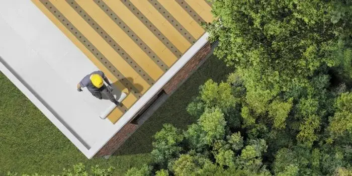 Zdjęcie Jak zabezpieczyć strop przed deszczem i uniknąć kosztownych napraw