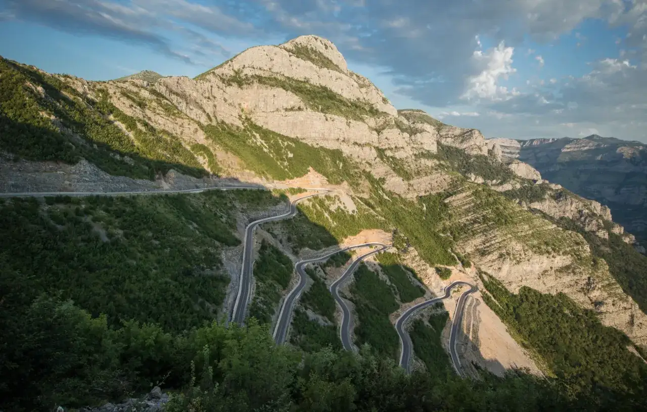 Zdjęcie Najpiękniejsze trasy motocyklowe w Albanii, które musisz przejechać