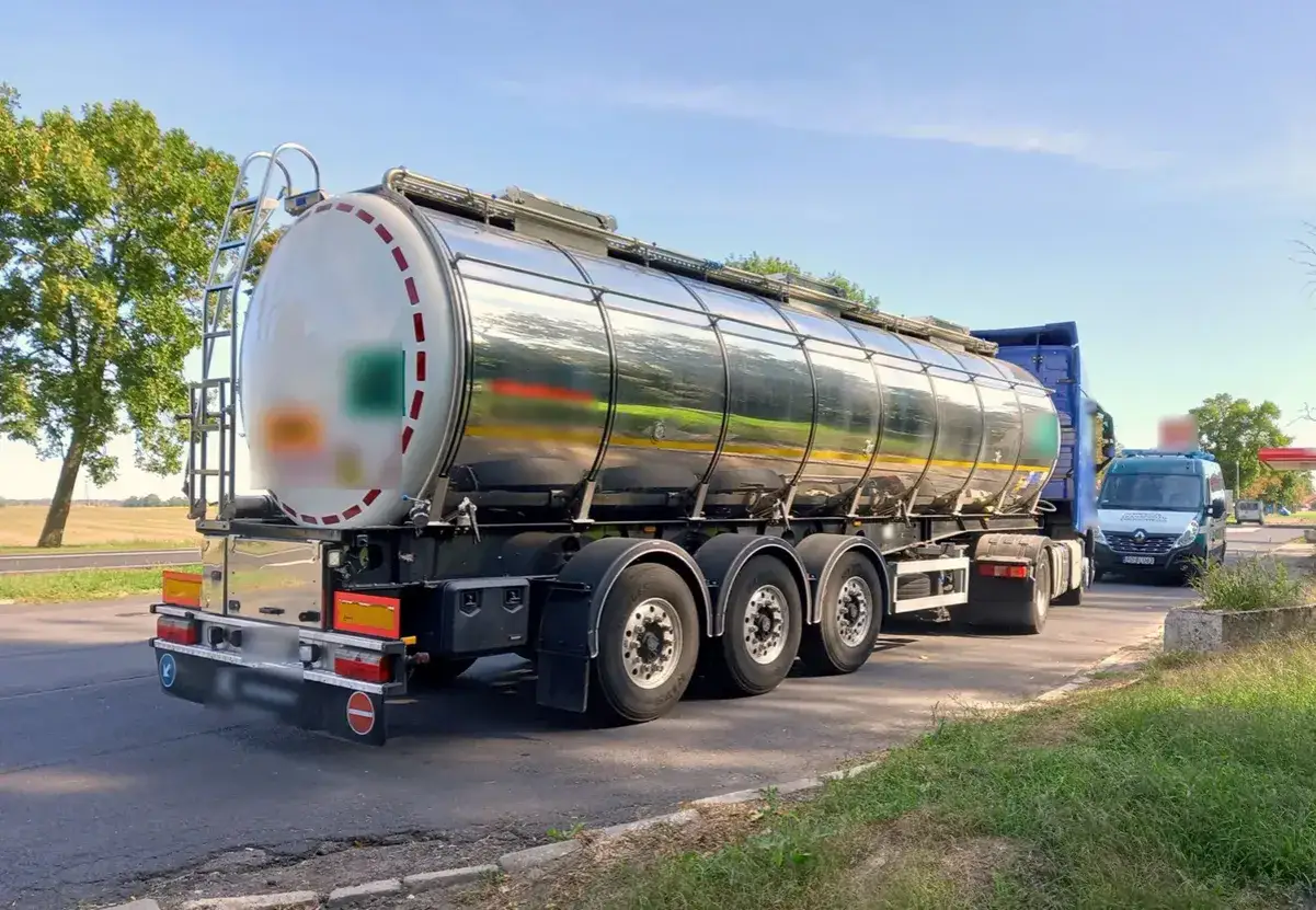 Zdjęcie Ile waży ciągnik siodłowy z naczepą? Sprawdź, by uniknąć kar