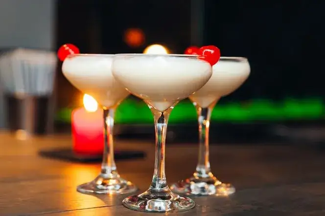 Zdjęcie Najlepsze drinki z białym rumem, które zachwycą Twoich gości