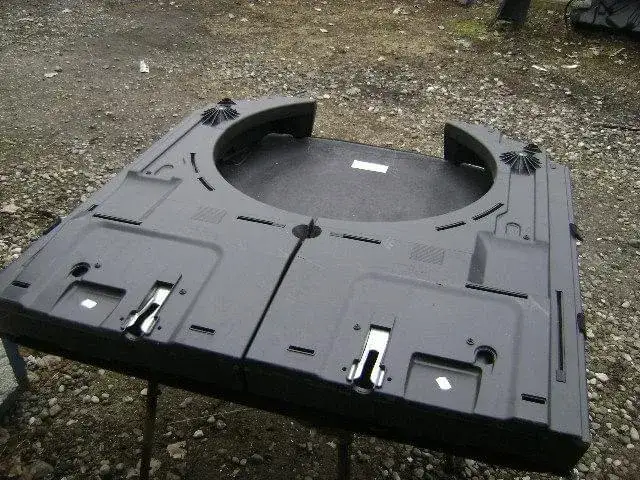 Zdjęcie Gdzie jest koło zapasowe w VW Touran? Odkryj, by uniknąć problemów