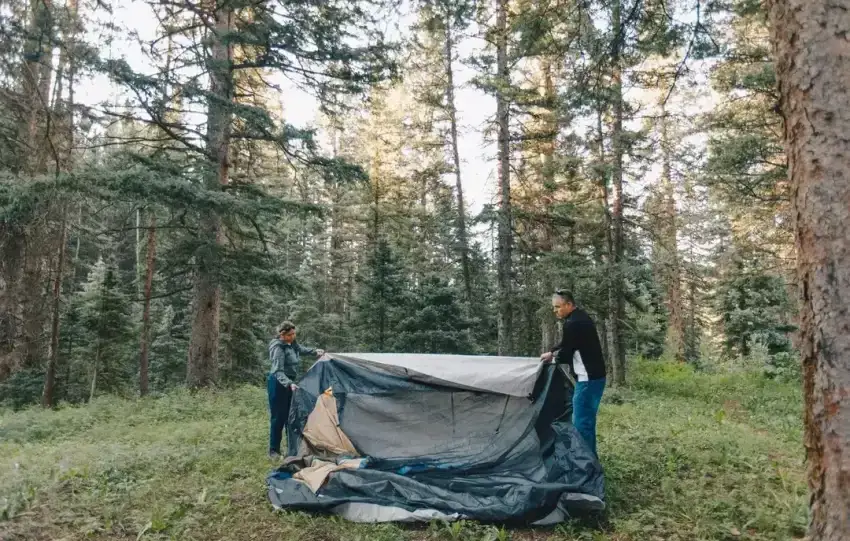 Zdjęcie Jak skutecznie zabezpieczyć namiot przed deszczem i uniknąć przeciekania