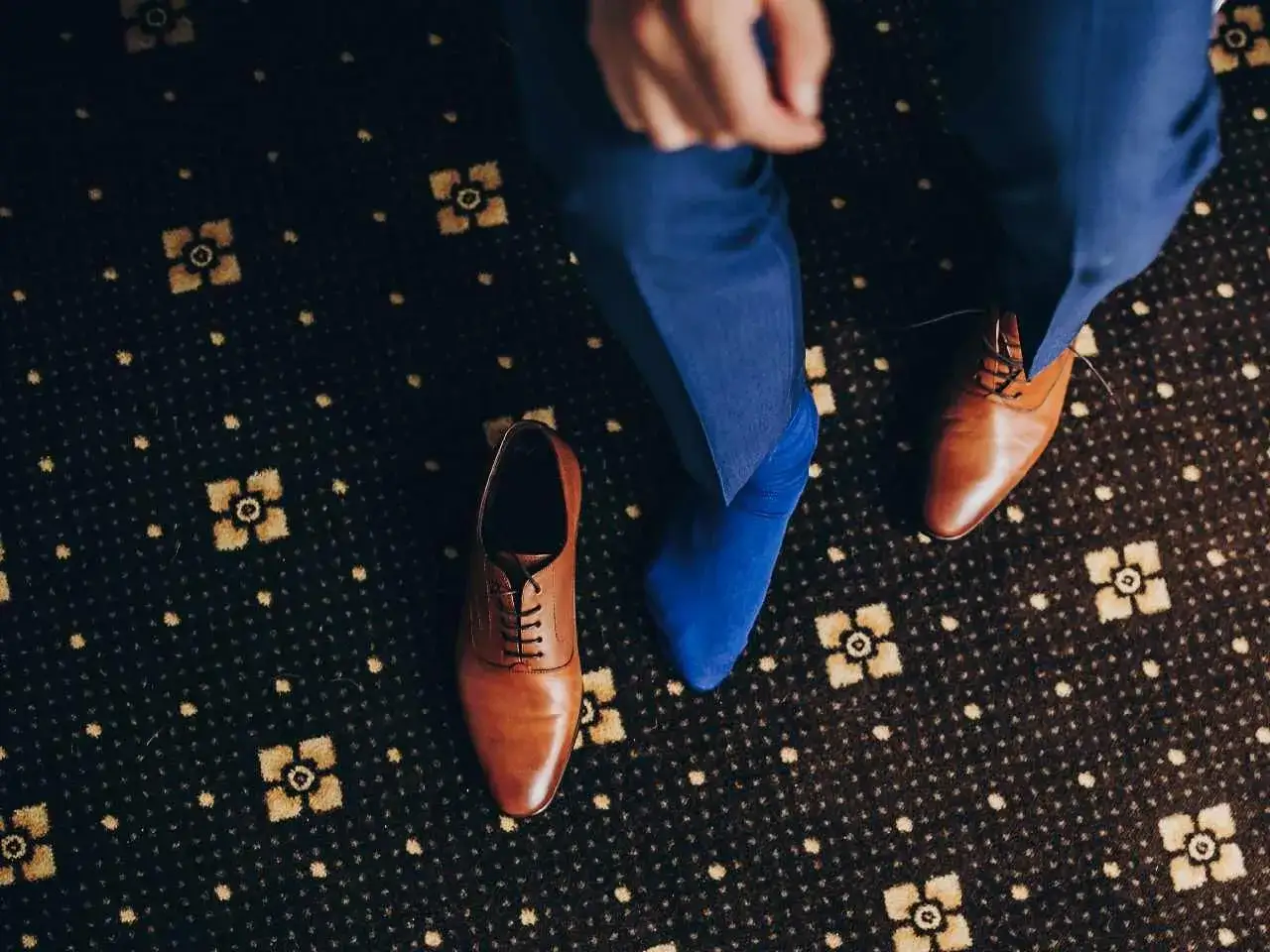 Zdjęcie Jakie skarpetki do brązowych butów i granatowego garnituru - wybierz mądrze
