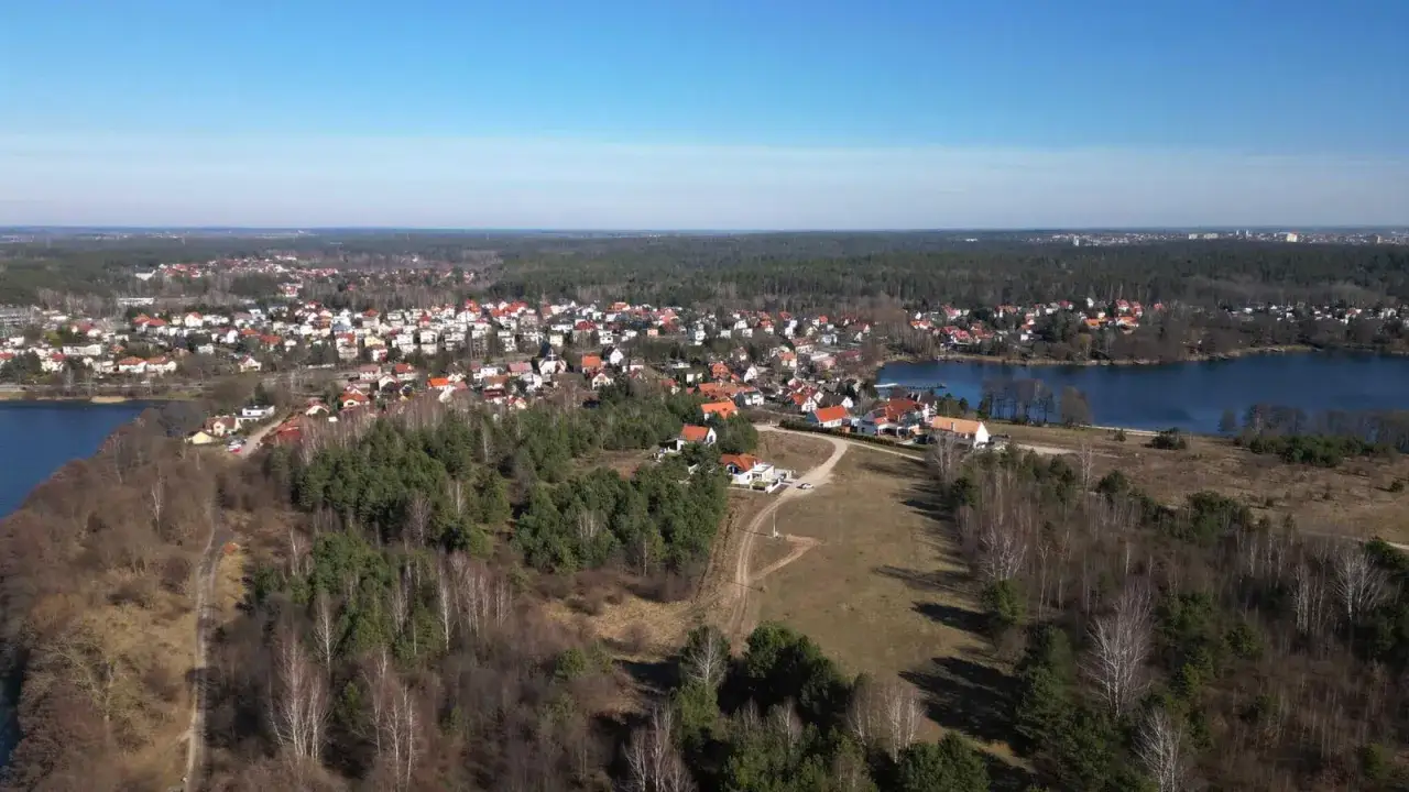 Zdjęcie Działka nad jeziorem z linią brzegową w warmińsko-mazurskim - idealne miejsce na inwestycję