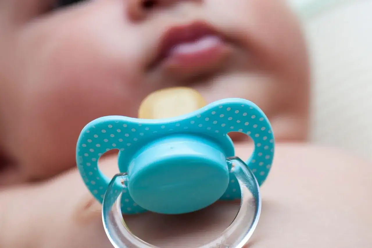 Zdjęcie Jak nauczyć dziecko smoczka: sprawdzone sposoby na akceptację