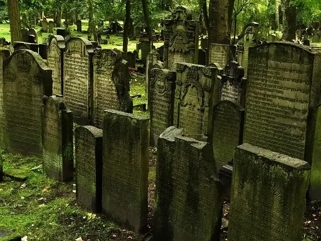 Zdjęcie Co oznaczają kamyki na macewach? Odkryj ich głębokie znaczenie