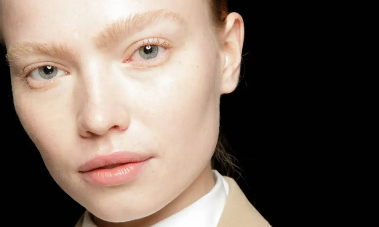 Zdjęcie Jak używać korektora do brwi? Proste kroki i błędy, których unikać