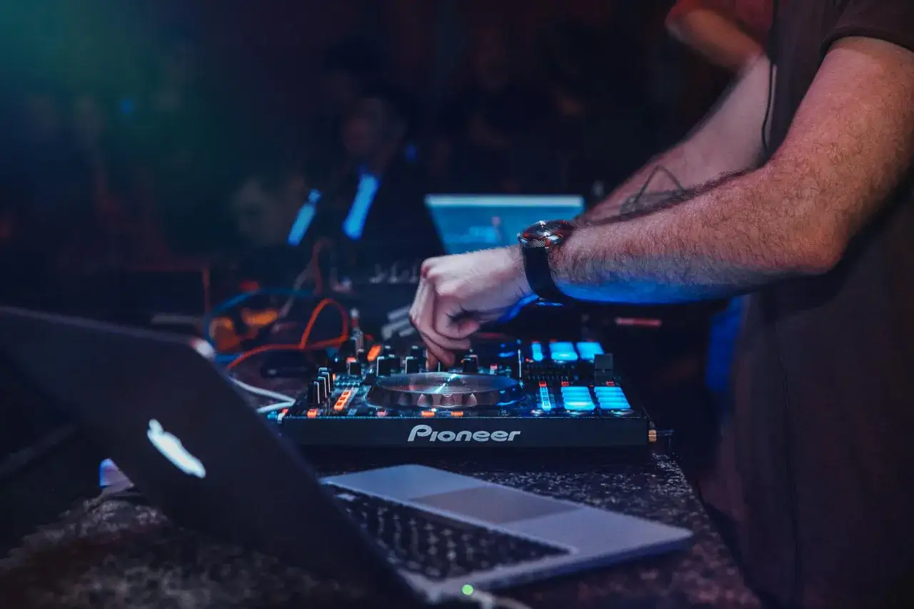 Zdjęcie Jak znaleźć pracę jako DJ? Praktyczny przewodnik po zleceniach