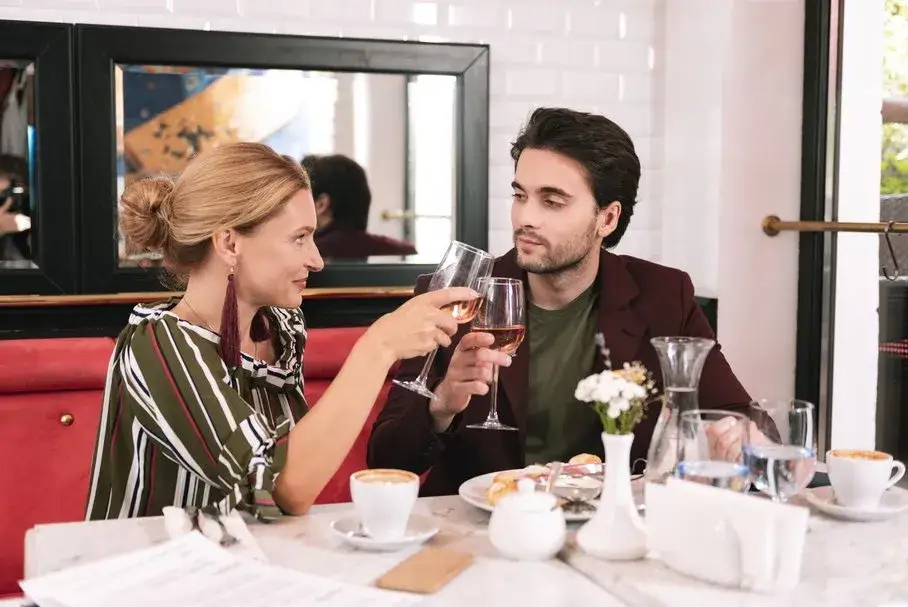 Zdjęcie Czy związek z młodszym mężczyzną ma sens - poznaj prawdę i fakty od ekspertów