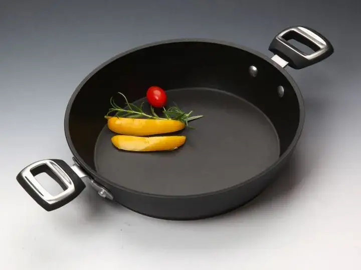 Zdjęcie Patelnia tytanowa czy granitowa – która lepiej sprawdzi się w kuchni?