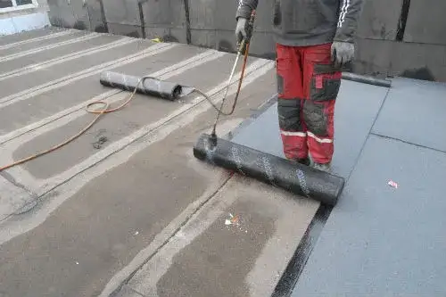 Zdjęcie Ceny papy na dach – ile naprawdę kosztuje materiał do pokrycia?