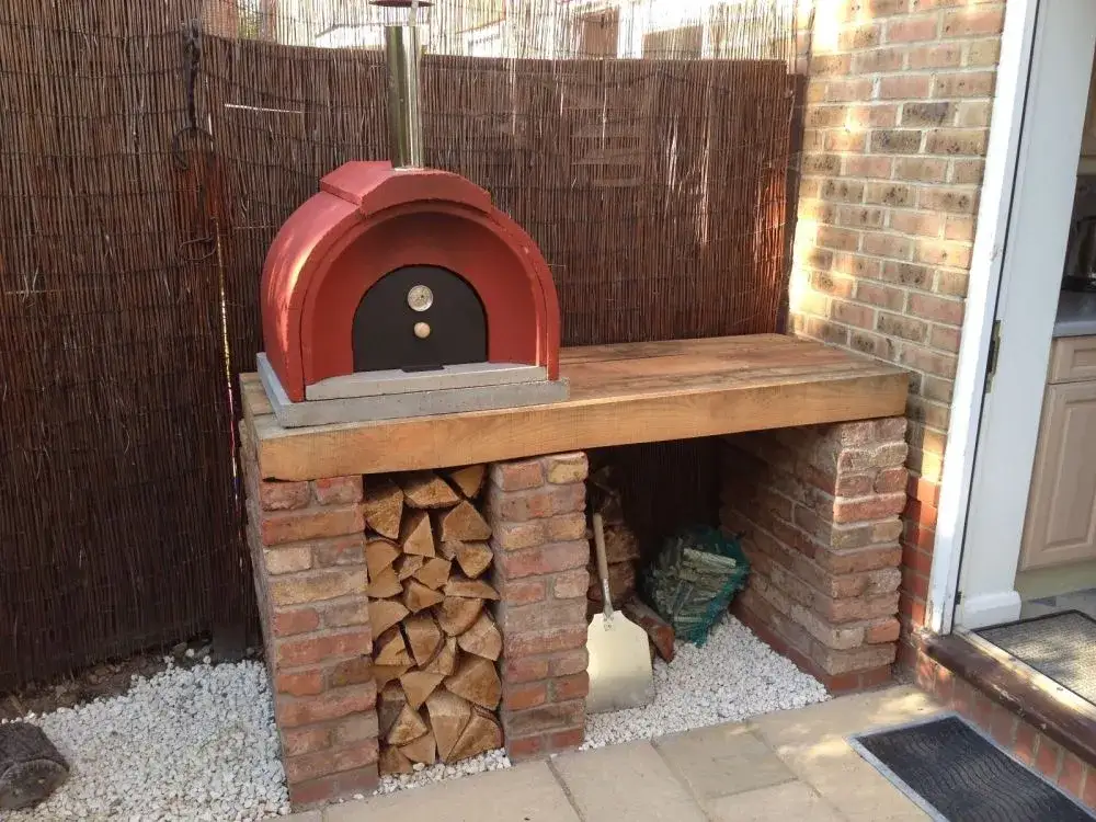 Zdjęcie Jakie drewno do pieca do pizzy? Odkryj najlepsze gatunki dla smaku