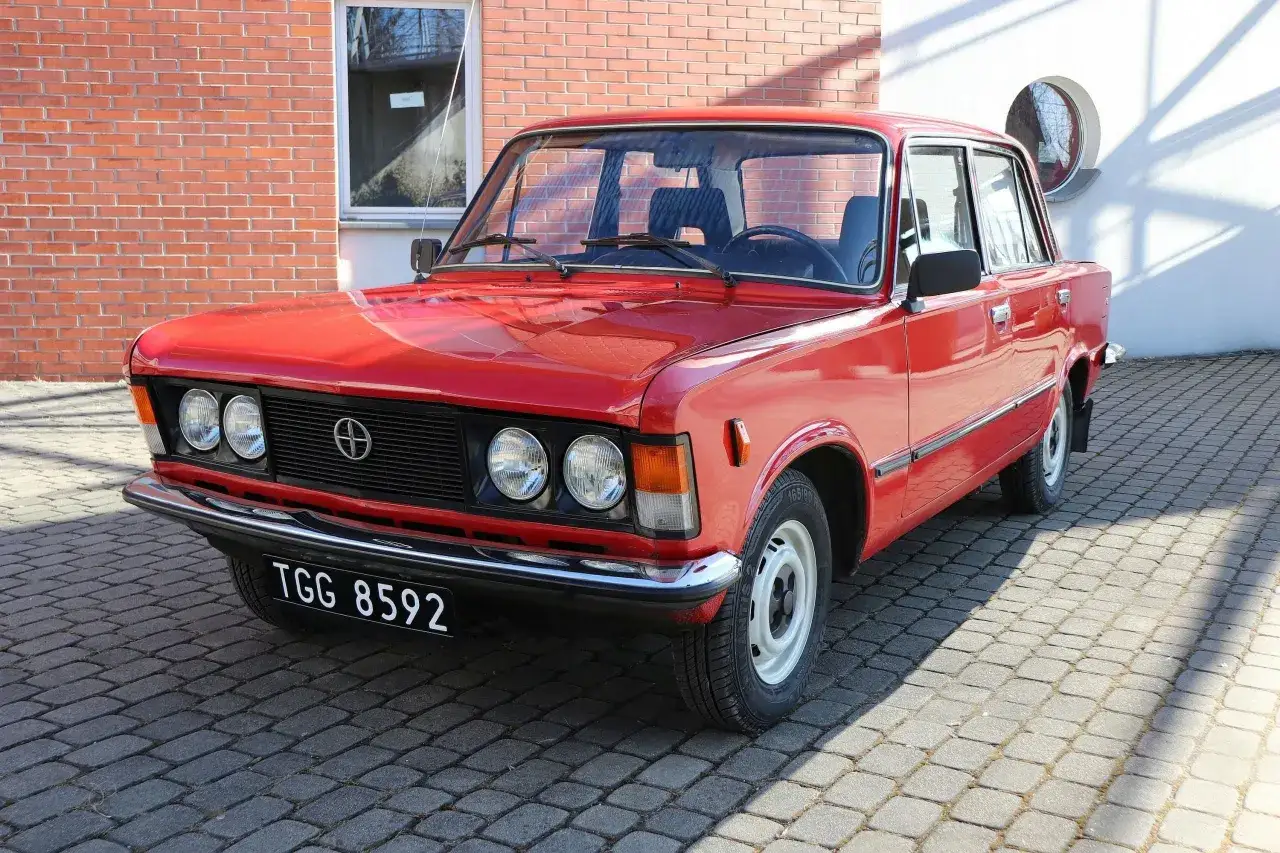 Zdjęcie Czerwony Fiat 125p: Kultowa Ikona Motoryzacji PRL - Historia i Fakty