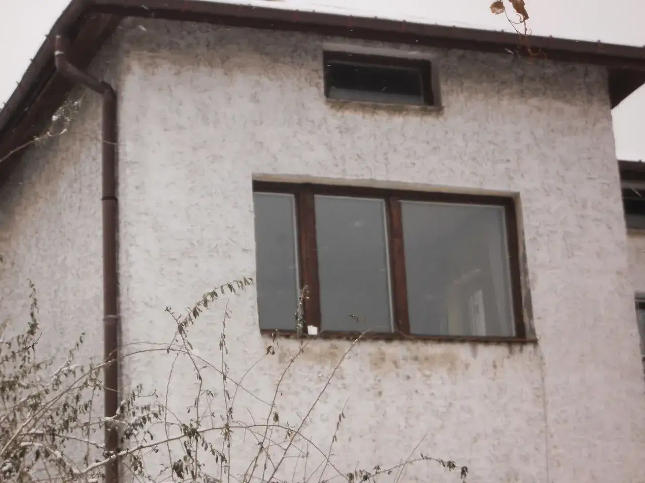 Zdjęcie Zacieki na elewacji pod parapetem: Skuteczne metody usuwania