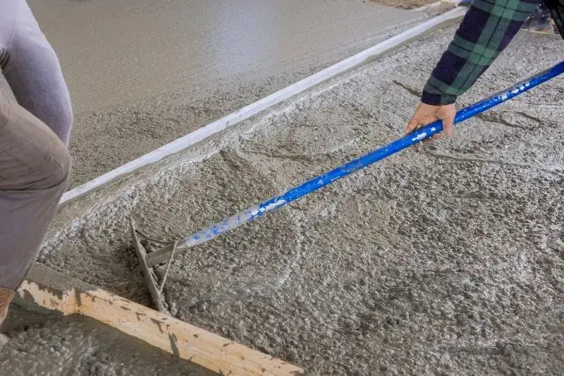 Zdjęcie Jaki beton na wylewkę do garażu? Wybierz najlepszą opcję dla trwałości