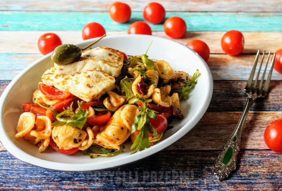 Zdjęcie Przepis na makaron z halloumi i suszonymi pomidorami - smak Śródziemnomorza