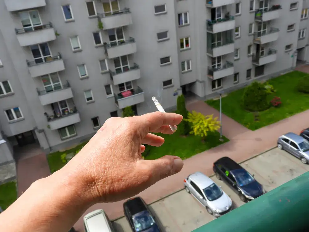 Zdjęcie Czy można palić na balkonie w hotelu? Zasady, które musisz znać