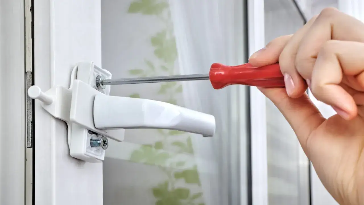 Zdjęcie Jak wymienić klamkę w oknie - uniknij najczęstszych błędów