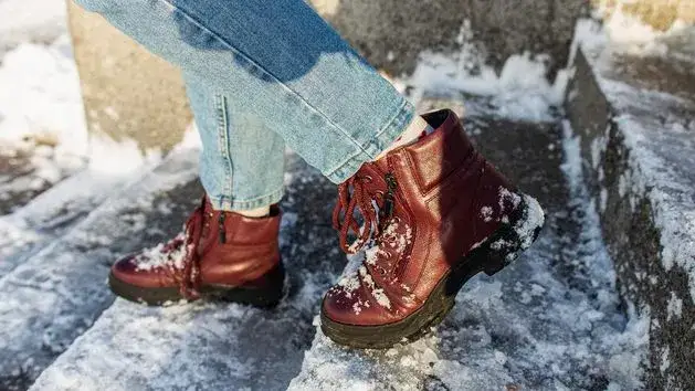 Zdjęcie Buty na l&oacute;d: Jak wybrać te, kt&oacute;re chronią przed upadkiem?