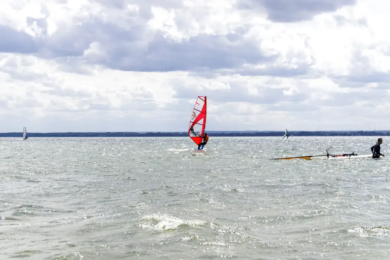 Zdjęcie Jaki wiatr do nauki windsurfingu? Oto idealne warunki dla początkujących