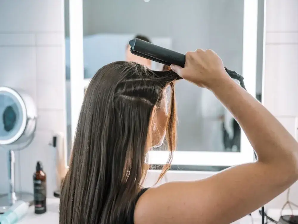 Zdjęcie Jak używać prostownicy, aby uniknąć uszkodzeń i uzyskać idealne włosy