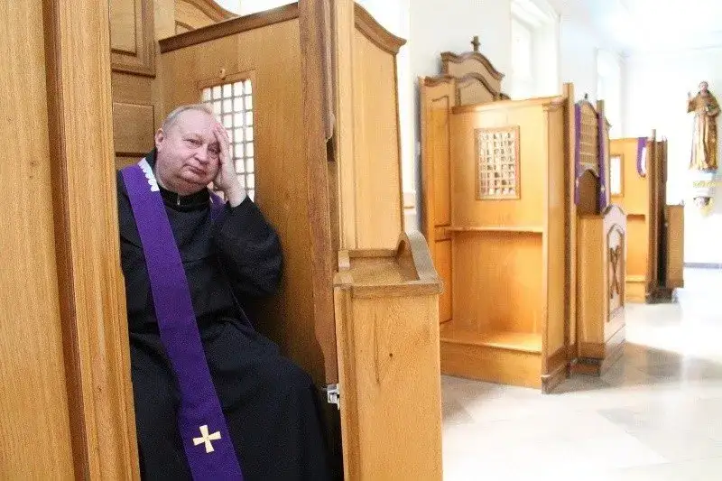 Zdjęcie U kogo spowiada się biskup? Tajemnice praktyki spowiedzi w Kościele