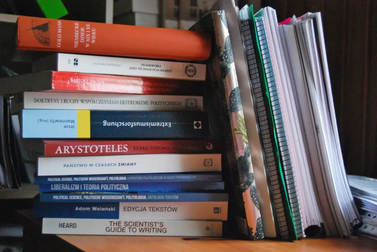 Zdjęcie Gdzie szukać literatury do pracy licencjackiej? Skuteczne źródła i porady