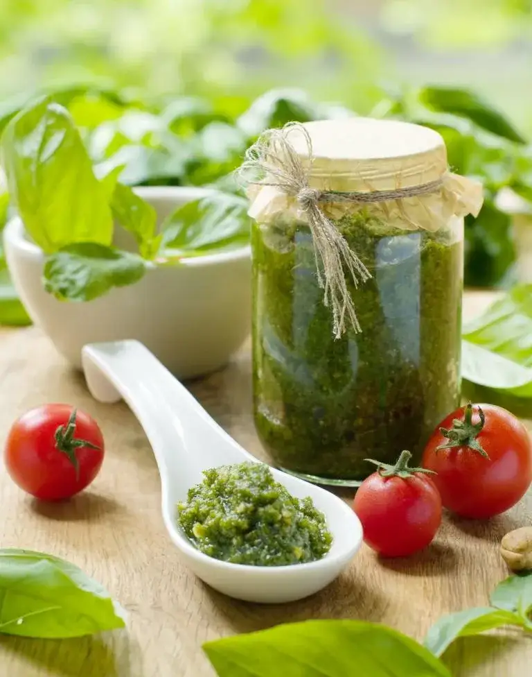 Zdjęcie Jak zrobić pesto z bazylii na zimę - prosta receptura na zapas