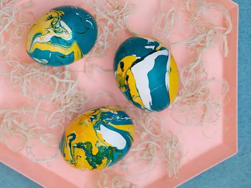Zdjęcie Czy jajka można malować farbami? Bezpieczne metody i kreatywne inspiracje