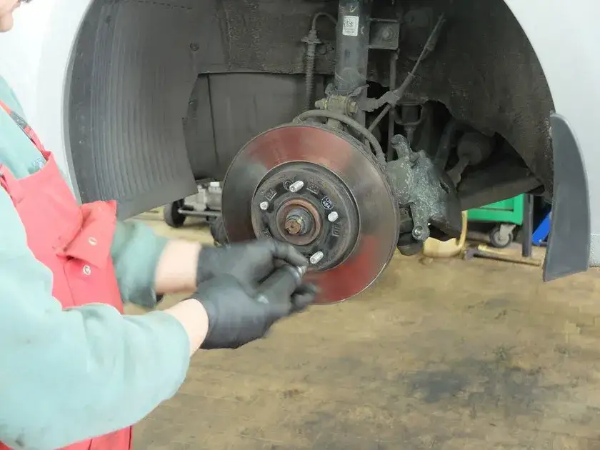 Zdjęcie Urwana szpilka w kole &ndash; czy można jeździć bezpiecznie i co robić?