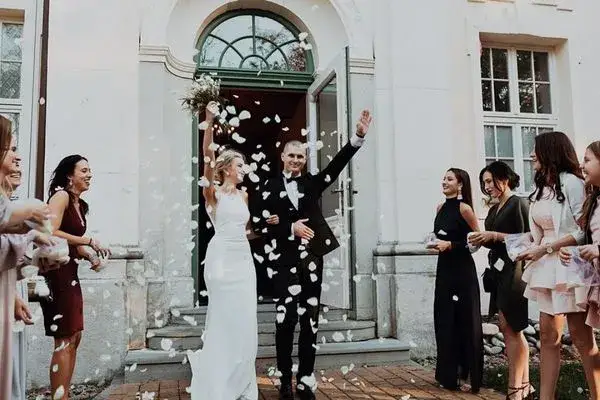 Zdjęcie Kto jedzie pierwszy do ślubu? Odkryj znaczenie tej tradycji