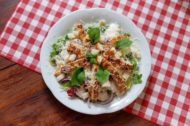 Zdjęcie Czy sałatka cezar jest zdrowa? Odkryj jej ukryte korzyści i zagrożenia