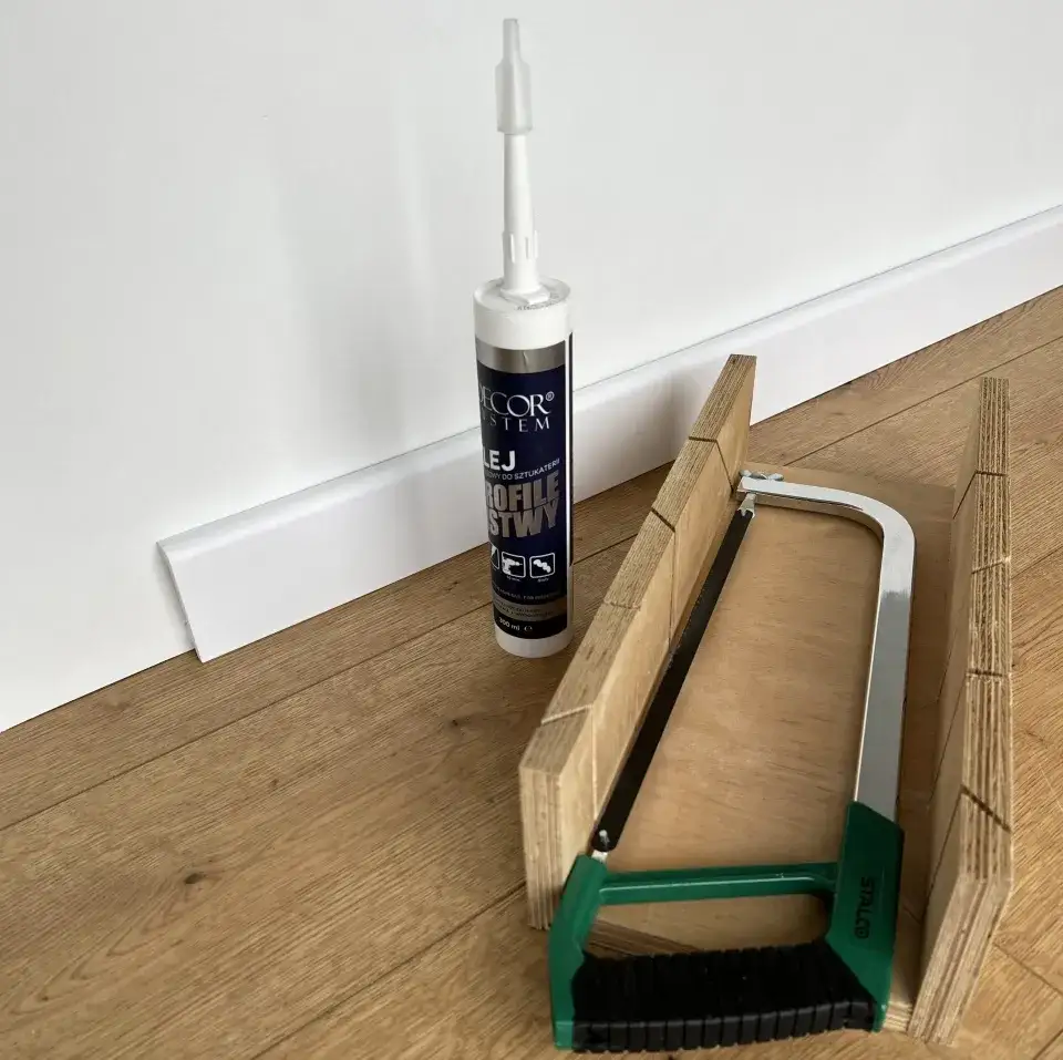 Zdjęcie Czym przykleić listwy drewniane do ściany, aby uniknąć problemów?